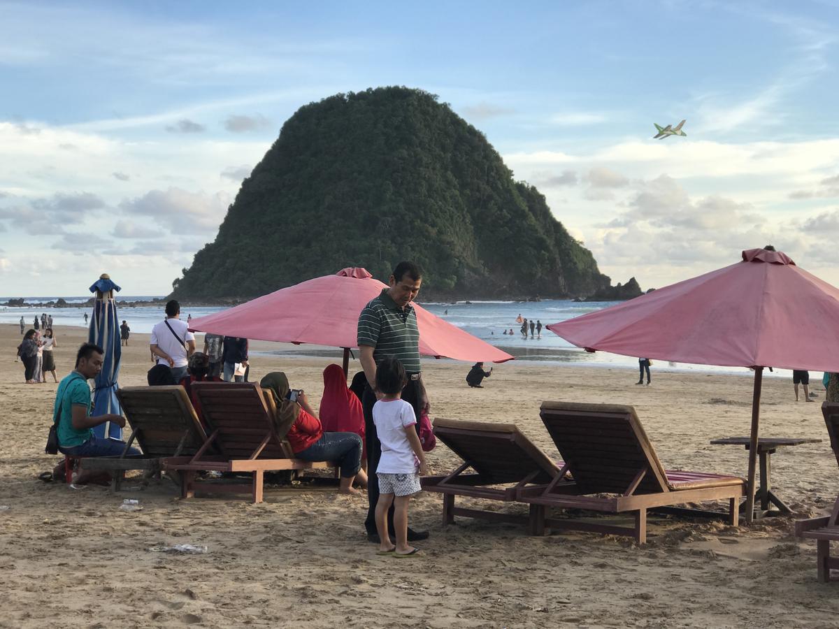 Wisma Pulau Merah Pasanggaran ภายนอก รูปภาพ
